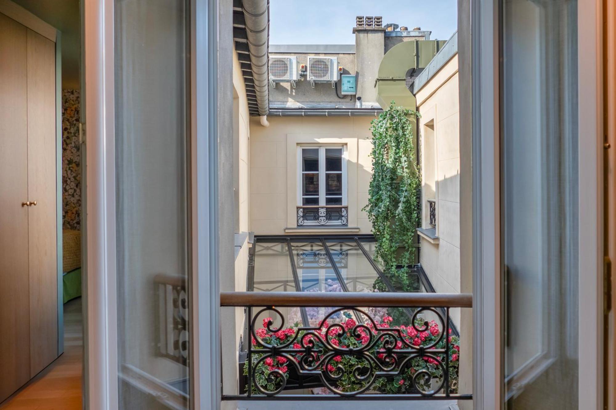Maison La Boheme Montmartre - Studios & Apartments Париж Экстерьер фото
